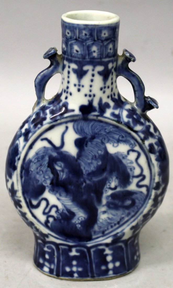 A SMALL 19TH CENTURY CHINESE BLUE & WHITE PORCELAIN (1 of 8)