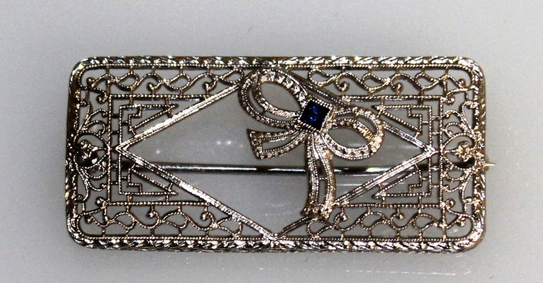 A 14CT WHITE GOLD SAPPHIRE SET ART DECO BROOCH.: A 14CT WHITE GOLD SAPPHIRE SET ART DECO BROOCH.