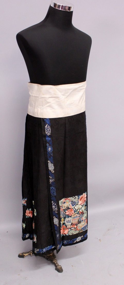 A FINE QUALITY 19TH CENTURY CHINESE EMBROIDERED & (1 of 5)