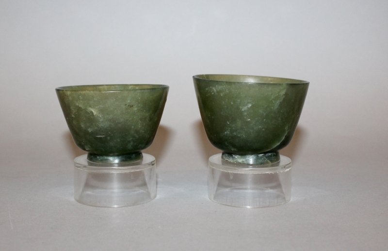 A PAIR OF EARLY 20TH CENTURY CHINESE GREEN JADEITE (1 of 2)