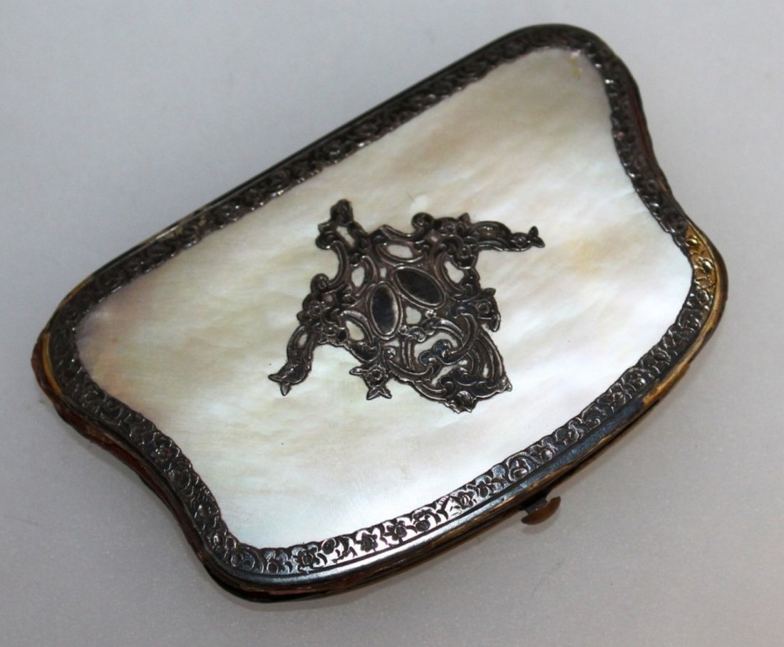 660.  A VICTORIAN SILVER MOUNTED MOTHER-OF-PEARL PURSE. (1 of 1)