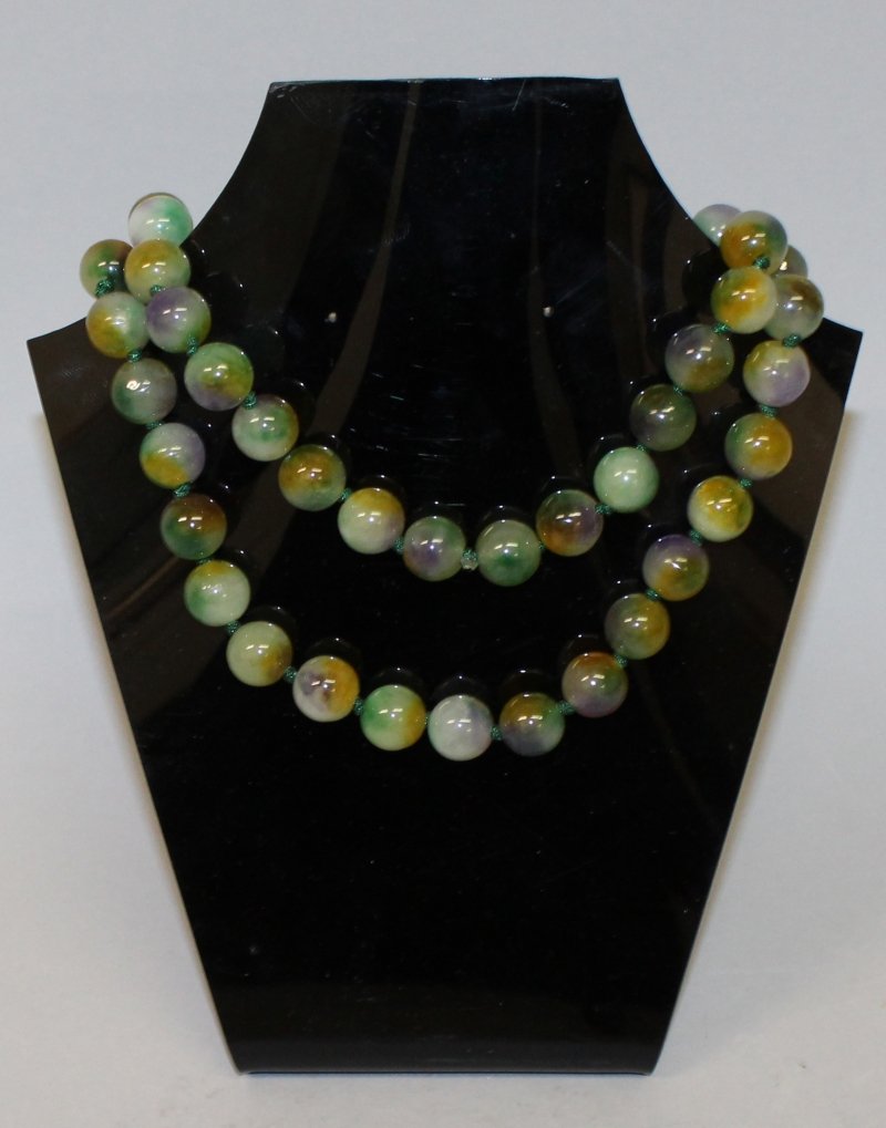 A GOOD QUALITY CHINESE HARDSTONE NECKLACE, composed of (1 of 1)