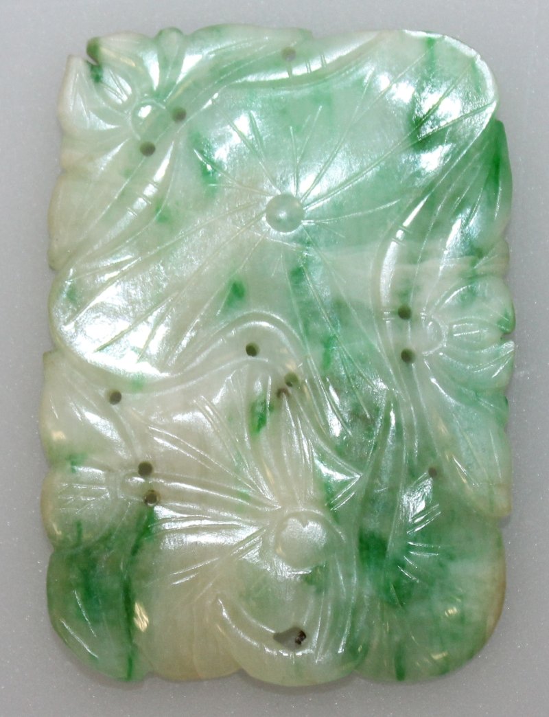 AN EARLY 20TH CENTURY CHINESE APPLE-GREEN JADE PENDANT, (1 of 2)