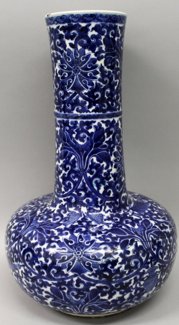 A LARGE 19TH CENTURY CHINESE BLUE & WHITE PORCELAIN (1 of 8)