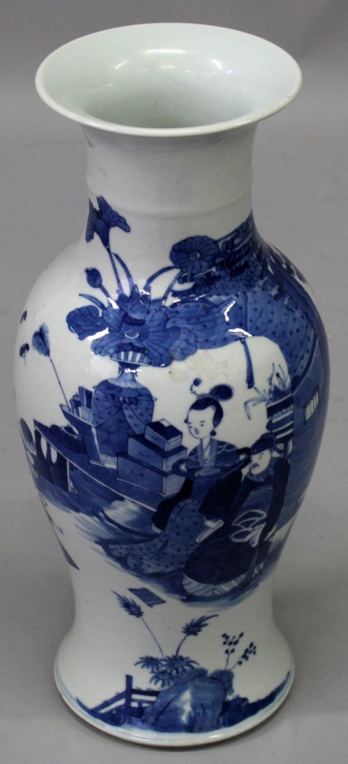 A LARGE 19TH CENTURY CHINESE BLUE & WHITE PORCELAIN (1 of 7)