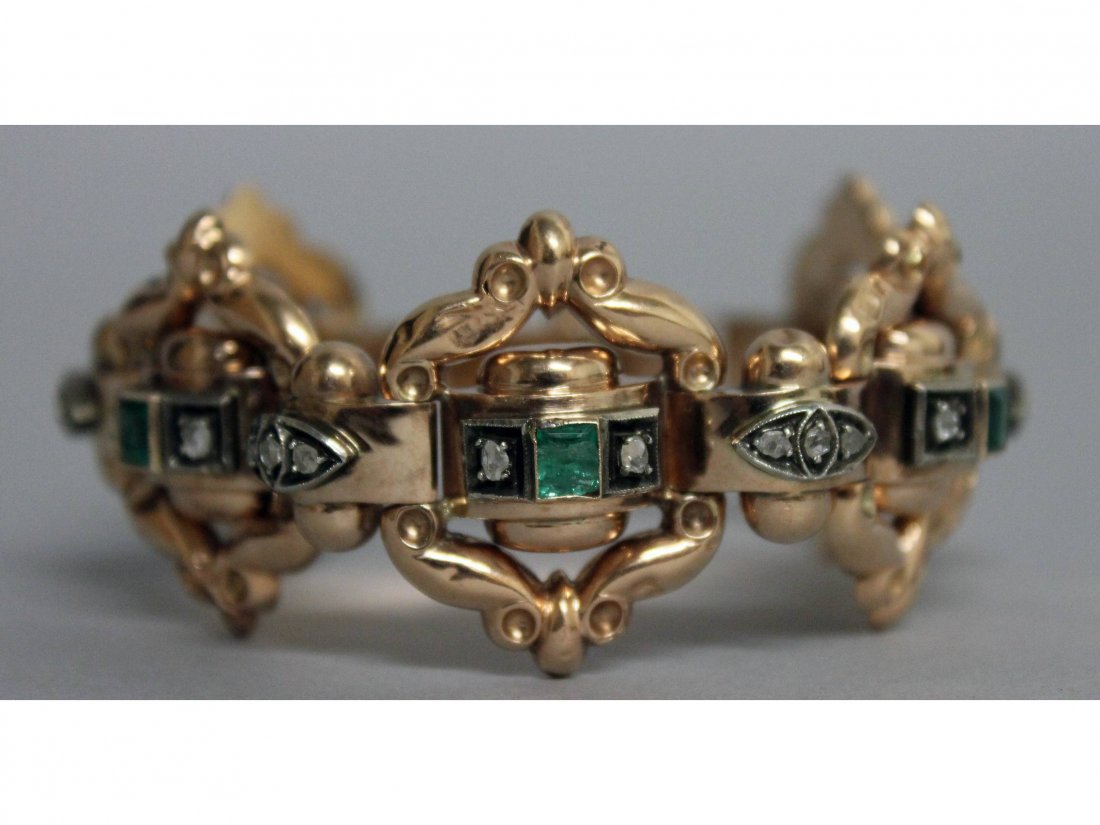 AN EDWARDIAN DIAMOND AND EMERALD GOLD BRACELET.: AN EDWARDIAN DIAMOND AND EMERALD GOLD BRACELET.
