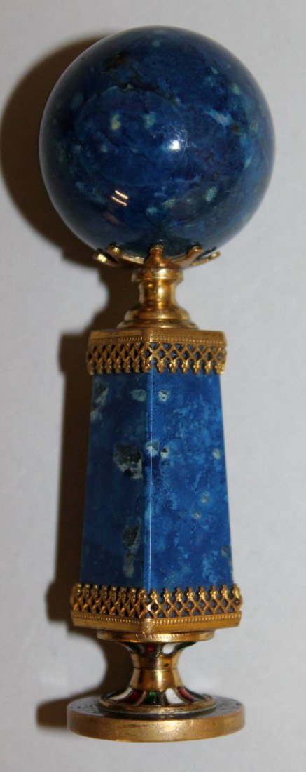 A SUPERB LAPIS LAZULI AND GILT METAL DESK SEAL with: A SUPERB LAPIS LAZULI AND GILT METAL DESK SEAL with circular incised intaglio with a crown and two pennants with lapis grip. 3ins long.