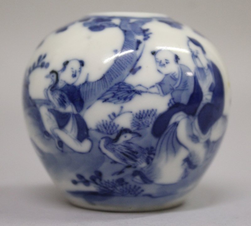 A SMALL 19TH CENTURY CHINESE BLUE & WHITE PORCELAIN (1 of 3)