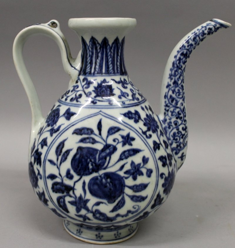 A CHINESE MING STYLE BLUE & WHITE PORCELAIN EWER, (1 of 8)