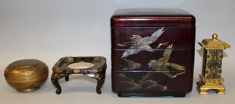 AN EARLY 20TH CENTURY JAPANESE GOLD LACQUER CIRCULAR (1 of 10)