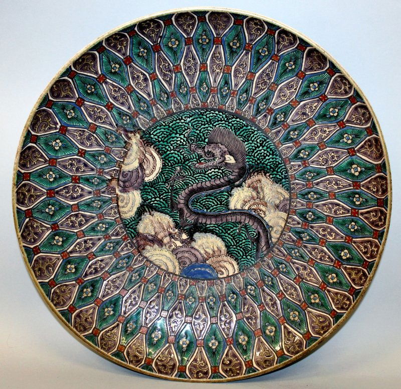 A LARGE JAPANESE EDO PERIOD KO-KUTANI PORCELAIN DISH, (1 of 5)