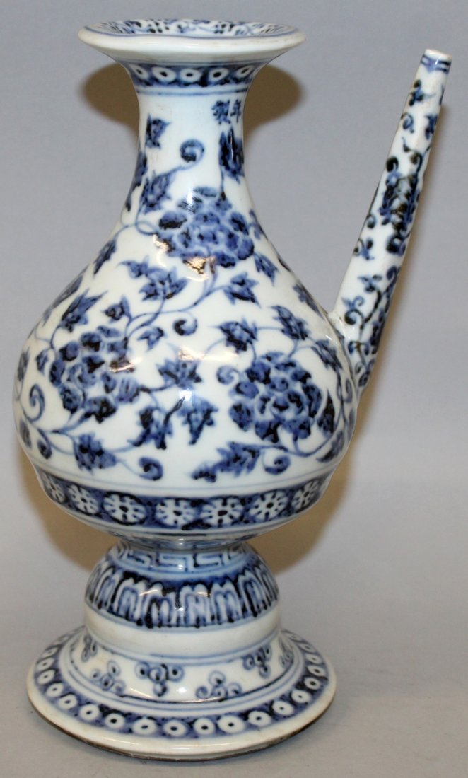 A CHINESE MING STYLE BLUE & WHITE PORCELAIN EWER, (1 of 7)
