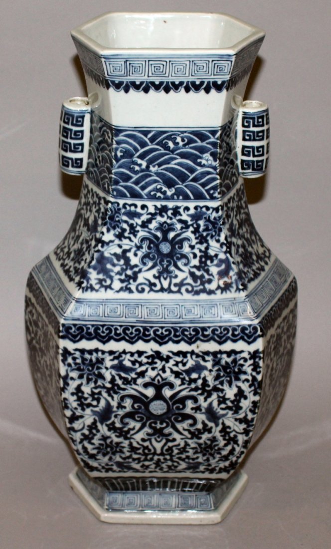 A LARGE CHINESE MING STYLE BLUE & WHITE PORCELAIN ARROW (1 of 9)