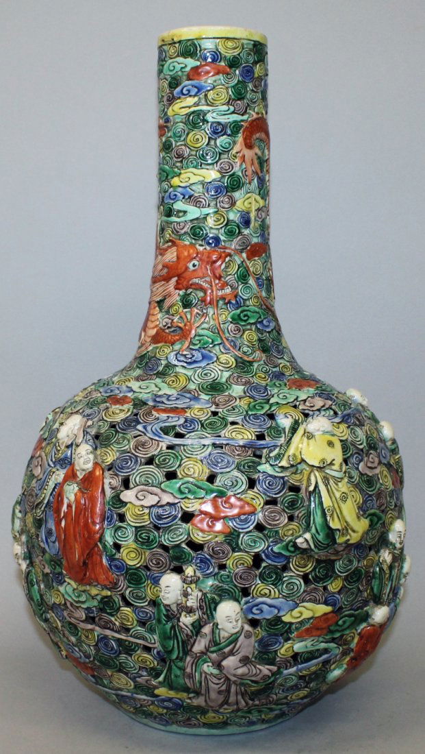 A LARGE 19TH CENTURY CHINESE FAMILLE VERTE PORCELAIN (1 of 5)