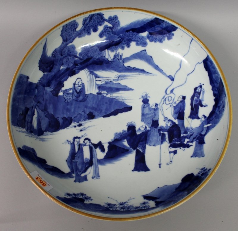 A LARGE CHINESE BLUE & WHITE PORCELAIN DISH, of saucer (1 of 7)