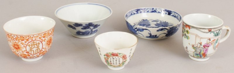 A SMALL 17TH/18TH CENTURY CHINESE BLUE & WHITE CONICAL (1 of 5)