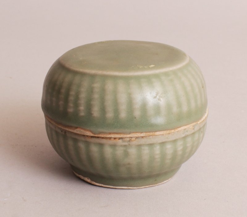 A CHINESE SONG DYNASTY CELADON GLAZED CERAMIC BOX & (1 of 4)