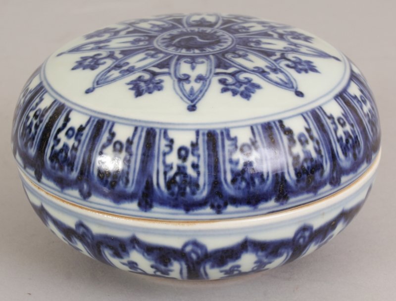 A CHINESE MING STYLE BLUE & WHITE CIRCULAR PORCELAIN (1 of 9)