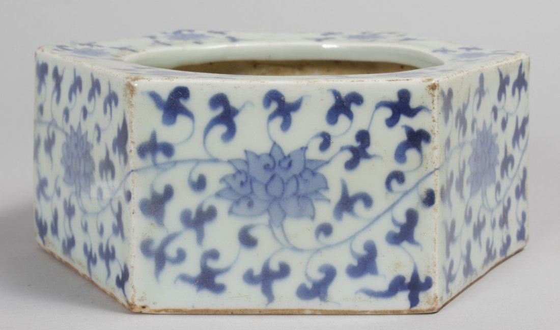 A CHINESE BLUE AND WHITE HEXAGONAL BRUSH POT. 7ins.: A CHINESE BLUE AND WHITE HEXAGONAL BRUSH POT. 7ins.