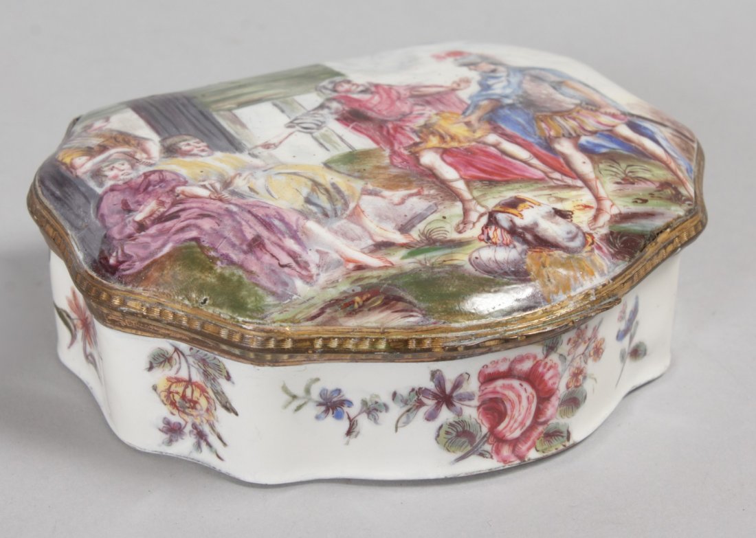 A GOOD 18TH CENTURY CONTINENTAL SHAPED BOX AND COVER,: A GOOD 18TH CENTURY CONTINENTAL SHAPED BOX AND COVER, the top painted with Roman figures, the sides and base with flowers. 11cms long.