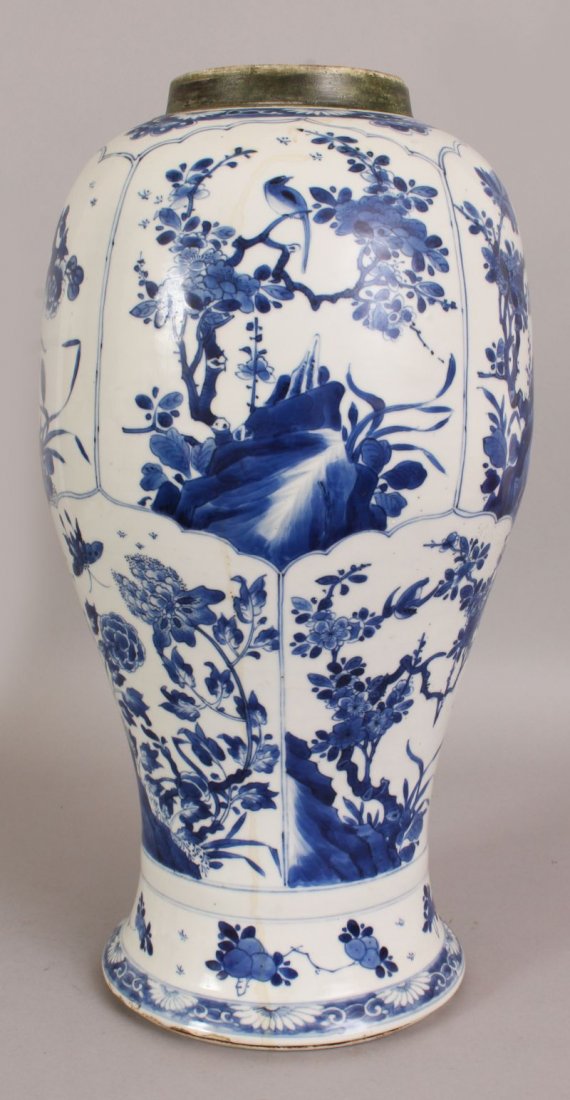 A LARGE CHINESE KANGXI PERIOD BLUE & WHITE PORCELAIN (1 of 9)