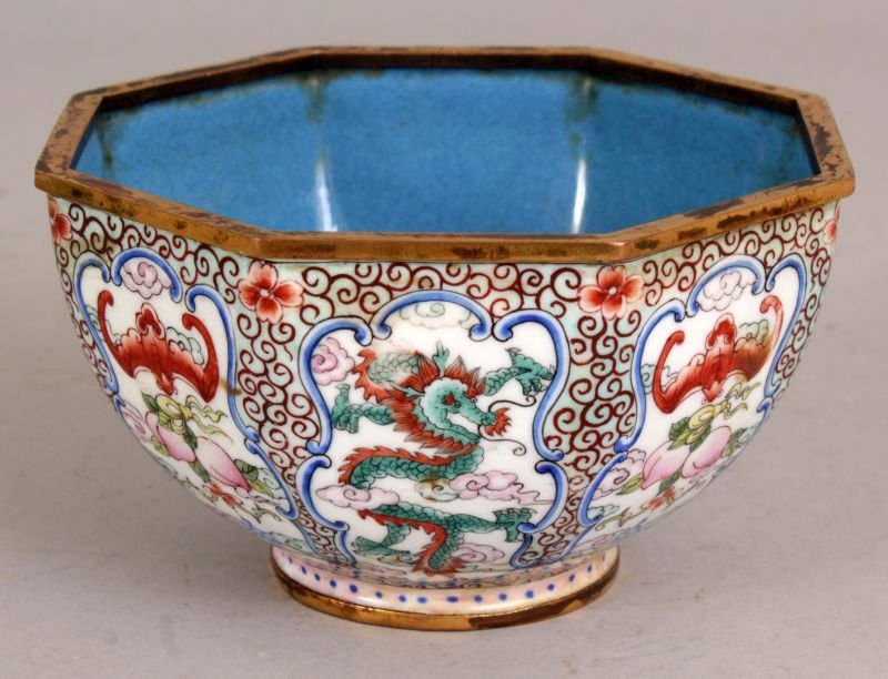 A SMALL GOOD QUALITY 20TH CENTURY CHINESE CANTON ENAMEL (1 of 8)