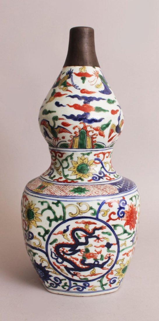A LARGE CHINESE WANLI STYLE WUCAI DOUBLE GOURD (1 of 6)