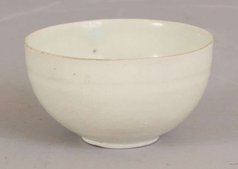 A WHITE GLAZED CHINESE SONG DYNASTY PORCELAIN TEABOWL,: A WHITE GLAZED CHINESE SONG DYNASTY PORCELAIN TEABOWL, 2.75in diameter & 1.5in high.