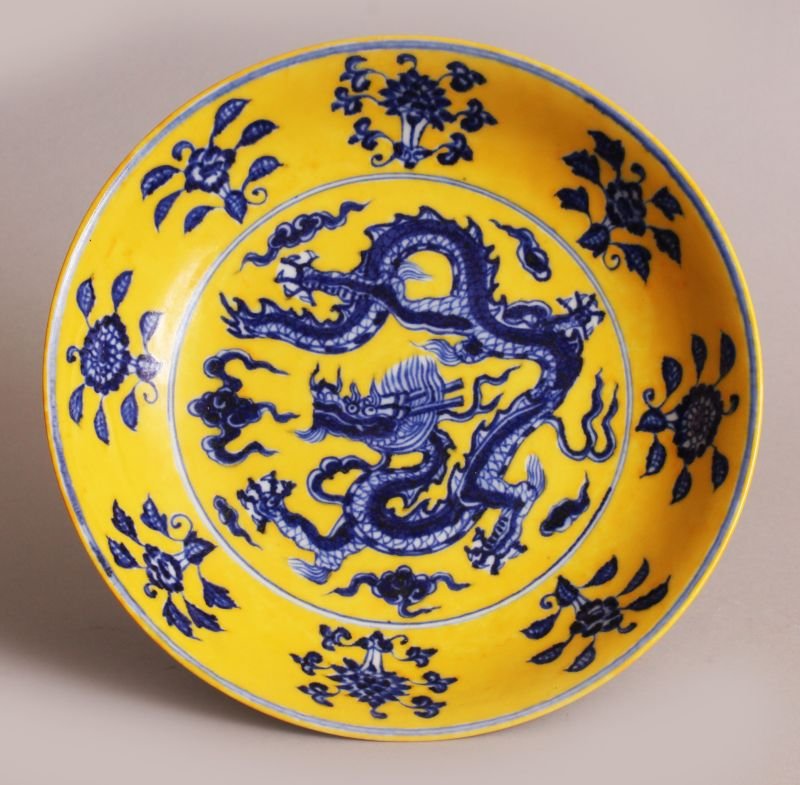 A CHINESE MING STYLE YELLOW GROUND BLUE & WHITE (1 of 4)
