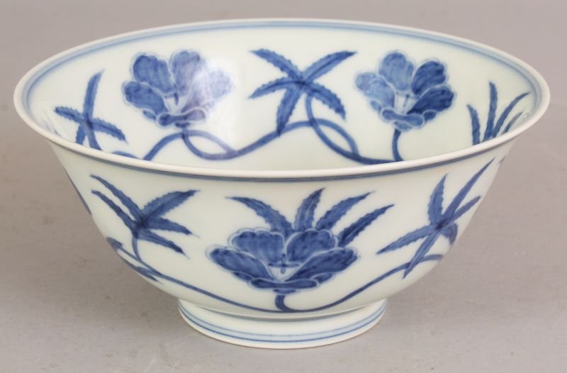 A CHINESE MING STYLE BLUE & WHITE PORCELAIN BOWL, the: A CHINESE MING STYLE BLUE & WHITE PORCELAIN BOWL, the interior and exterior sides decorated with meandering formal flowerheads and leafage, the base with a six-character Chenghua mark, 6in diameter & 