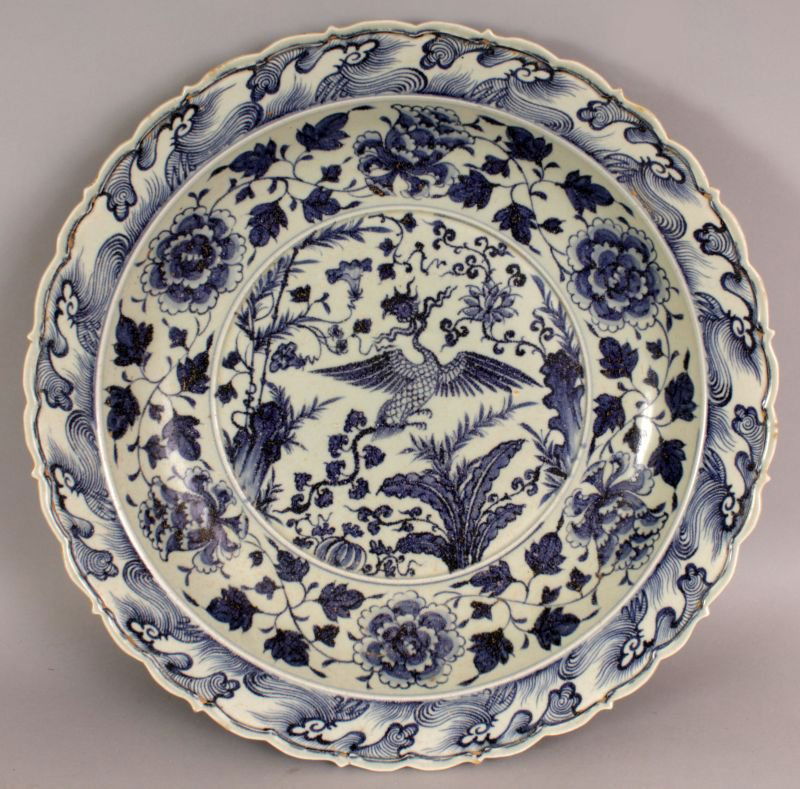 A LARGE CHINESE YUAN STYLE BLUE & WHITE PORCELAIN DISH, (1 of 5)