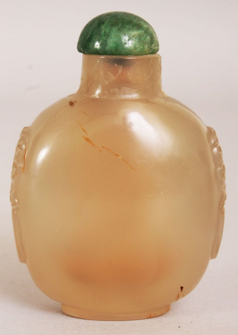 A CHINESE GREY AGATE SNUFF BOTTLE & GREEN HARDSTONE (1 of 4)