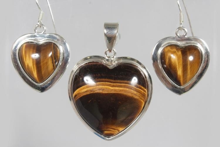 A TIGERS EYE HEART SHAPED SILVER PENDANT AND PAIR OF: A TIGERS EYE HEART SHAPED SILVER PENDANT AND PAIR OF EARRINGS.