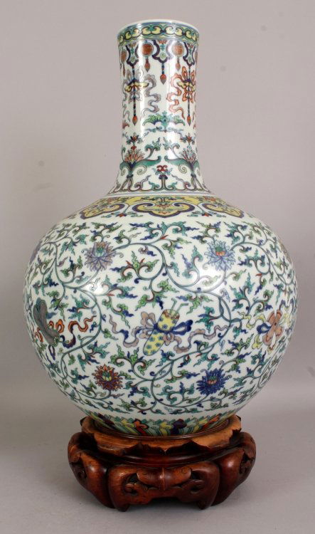 A LARGE GOOD QUALITY CHINESE DOUCAI PORCELAIN BOTTLE (1 of 10)
