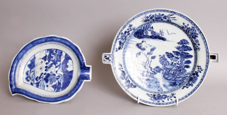 AN 18TH CENTURY CHINESE QIANLONG PERIOD BLUE & WHITE: AN 18TH CENTURY CHINESE QIANLONG PERIOD BLUE & WHITE PORCELAIN HOT WARMING DISH, painted with a river landscape scene, 10.9in wide including handles & 9.25in diameter at rim; together with an early 19
