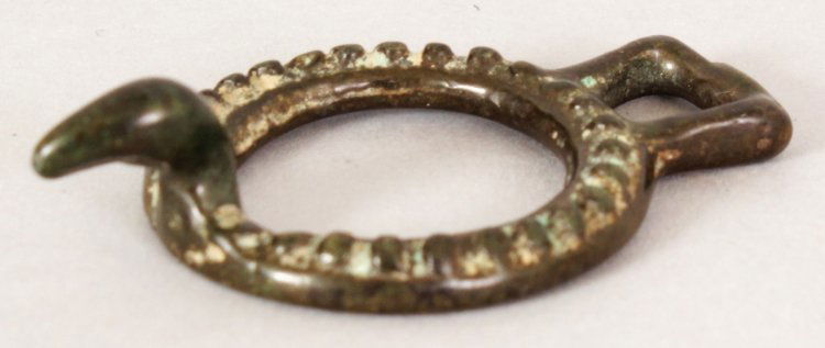 AN UNUSUAL CHINESE HAN STYLE BRONZE RING BUCKLE, (1 of 2)