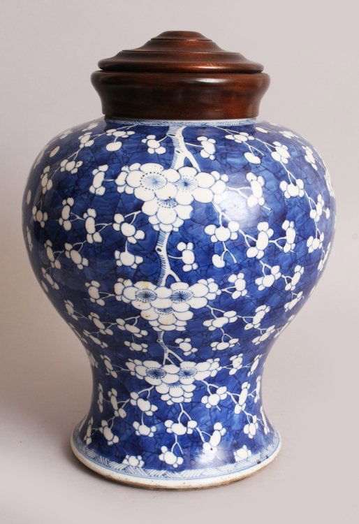 A LARGE CHINESE KANGXI PERIOD PORCELAIN JAR, circa (1 of 10)