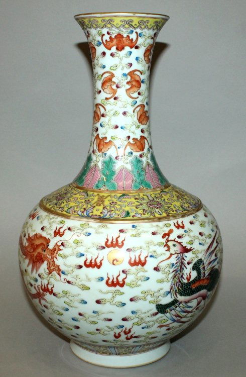 A LARGE CHINESE FAMILLE ROSE DRAGON & PHOENIX BOTTLE (1 of 10)