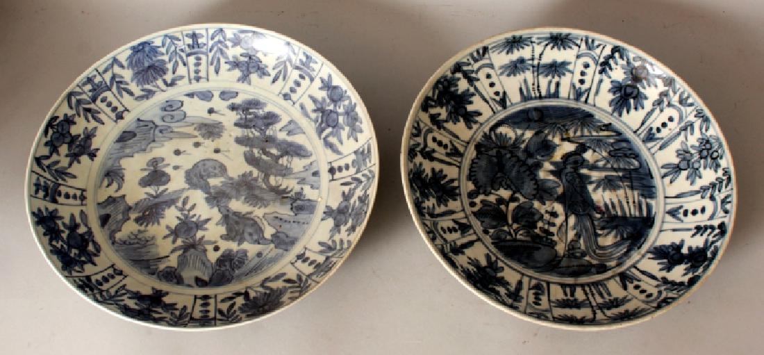 TWO SIMILAR LARGE CHINESE WANLI PERIOD KRAAK PORCELAIN (1 of 5)