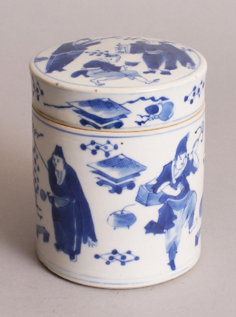 A 19TH CENTURY CHINESE BLUE & WHITE CYLINDRICAL (1 of 7)