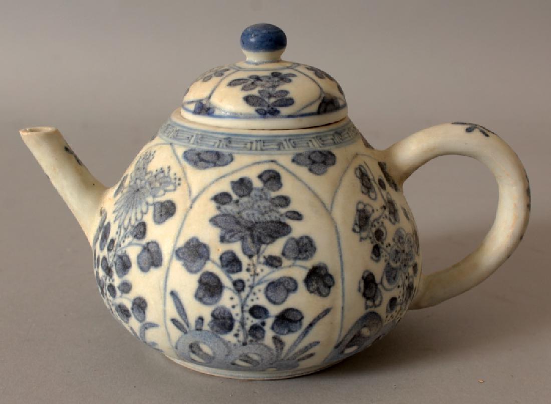 A SIMILAR CHINESE KANGXI PERIOD BLUE & WHITE SHIPWRECK: A SIMILAR CHINESE KANGXI PERIOD BLUE & WHITE SHIPWRECK PORCELAIN TEAPOT & COVER, 6.1in long including handle and spout & 4in high overall.