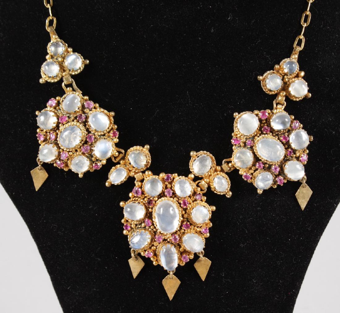 A LOVELY VICTORIAN MOONSTONE NECKLACE.: A LOVELY VICTORIAN MOONSTONE NECKLACE.