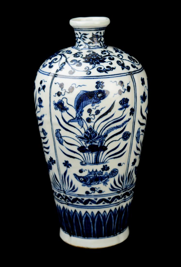An Old Ming Dynasty Style Blue and White Fish Pattern (1 of 8)