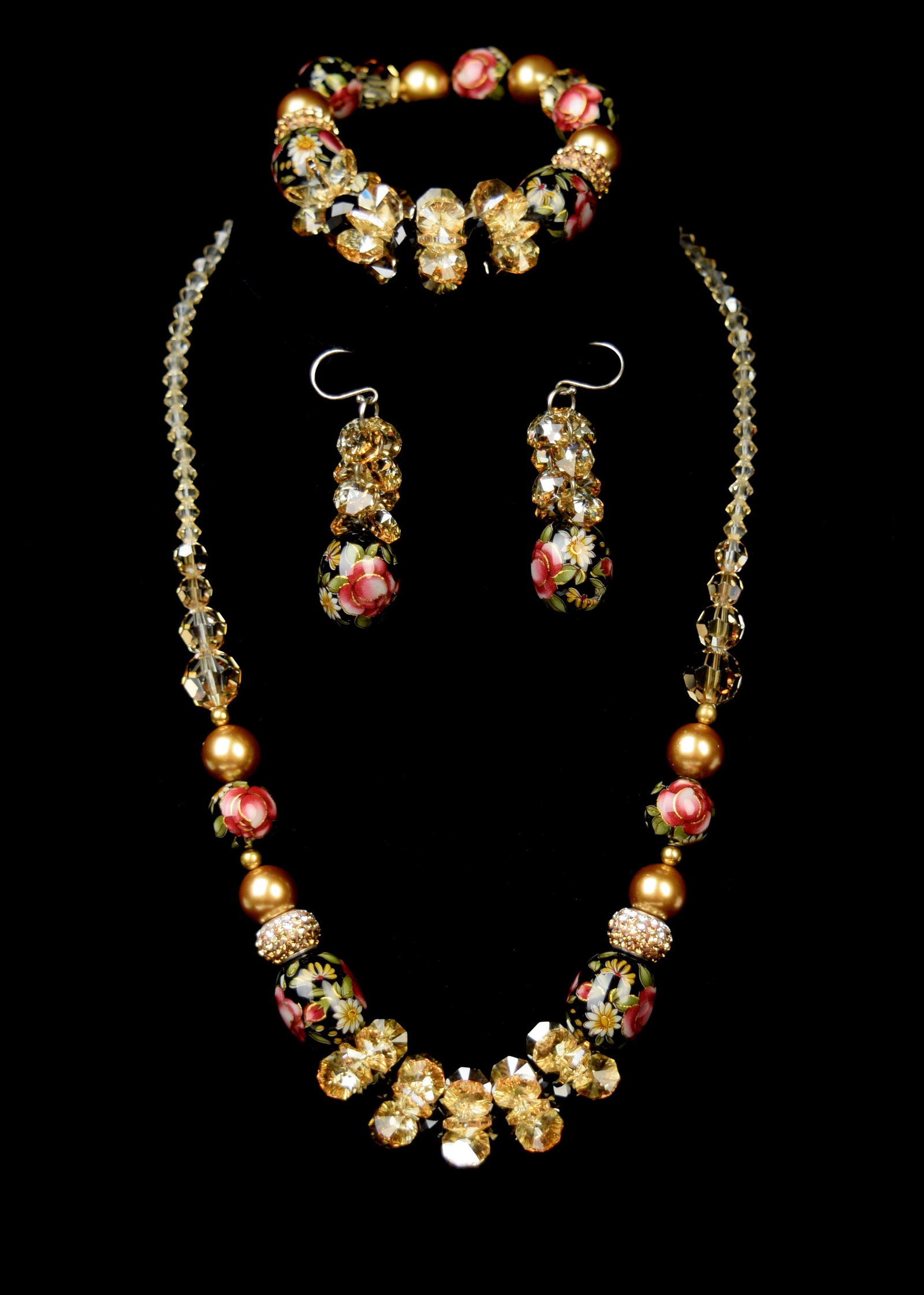 A Set of Japanese Cloisonne Beads and Crystal Jewelry: A Set of Japanese Cloisonne Beads and Crystal Jewelry (including a necklace, a bracelet and a pair of earrings) | 日本景泰藍珠配水晶首ཌ