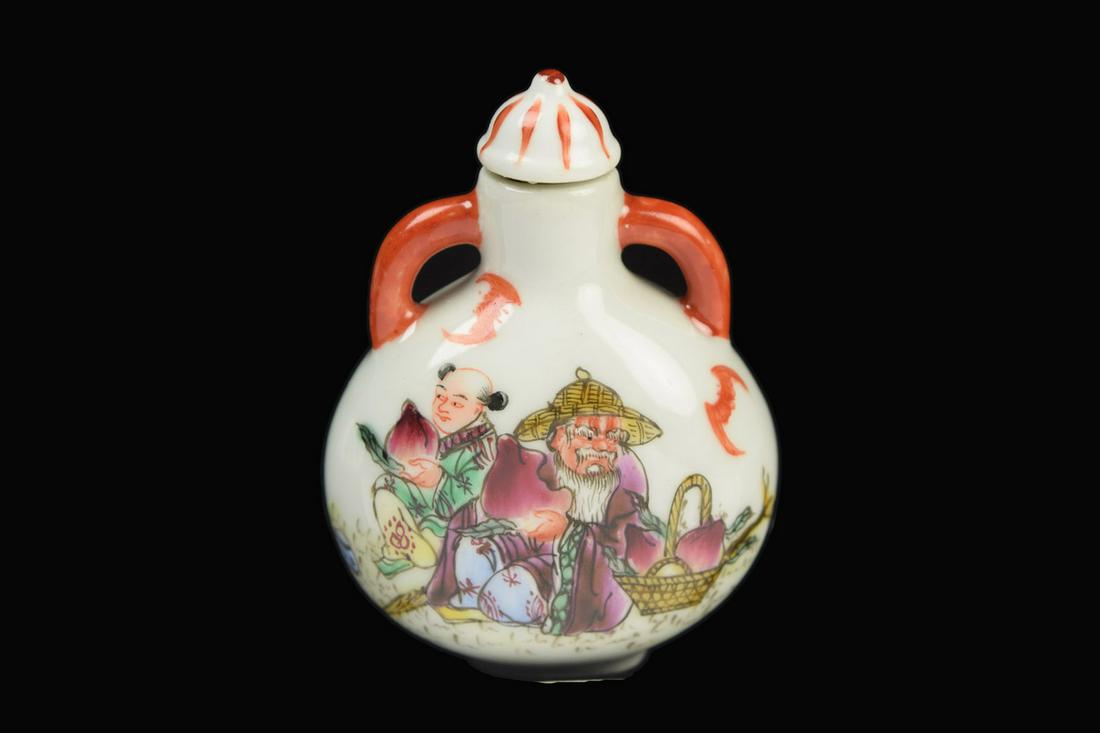 [Chinese] A Republic Era Famille Rose Porcelain Snuff (1 of 5)