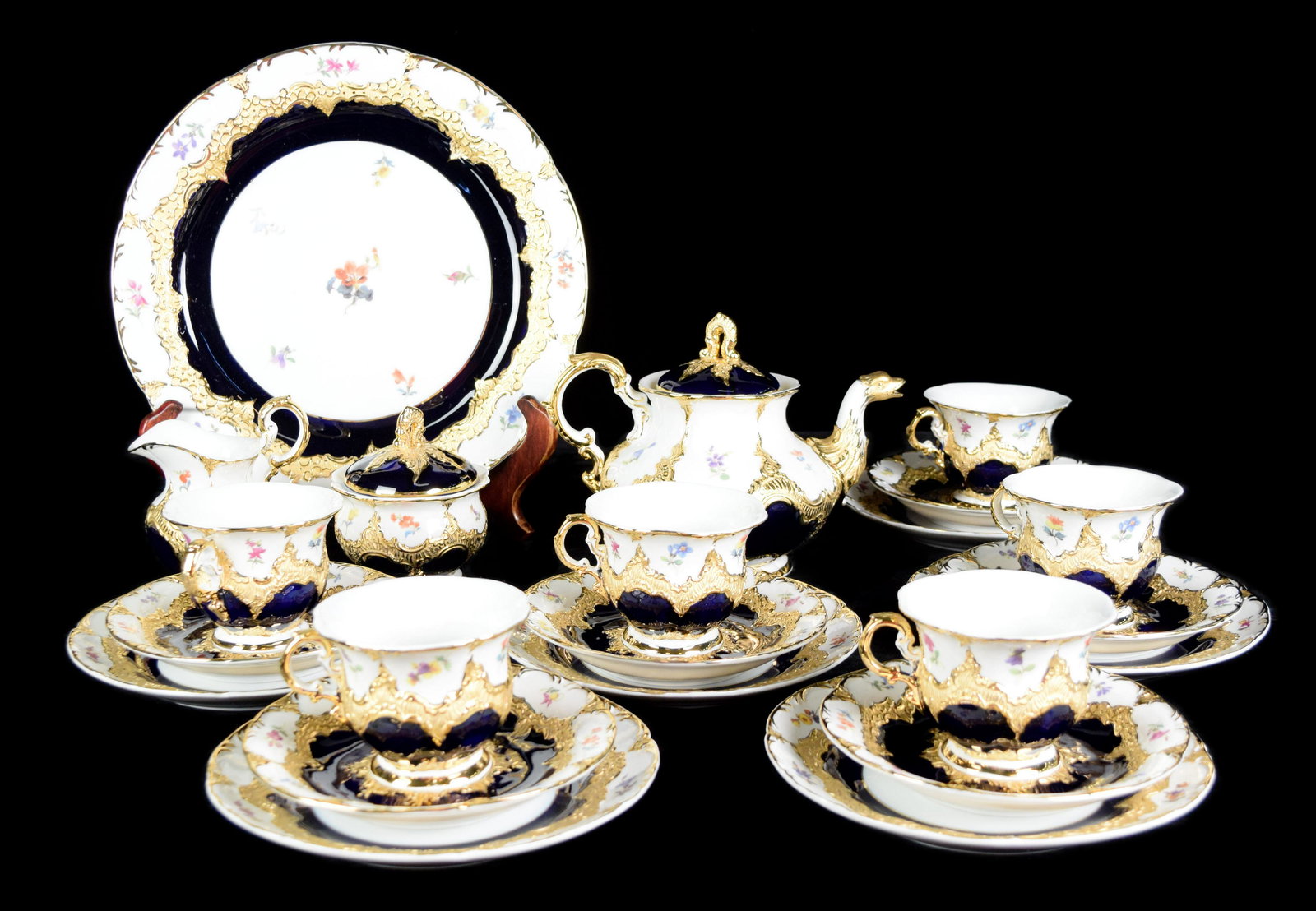A Set of Tea Set for Six with Gilded decors and flowers (1 of 11)