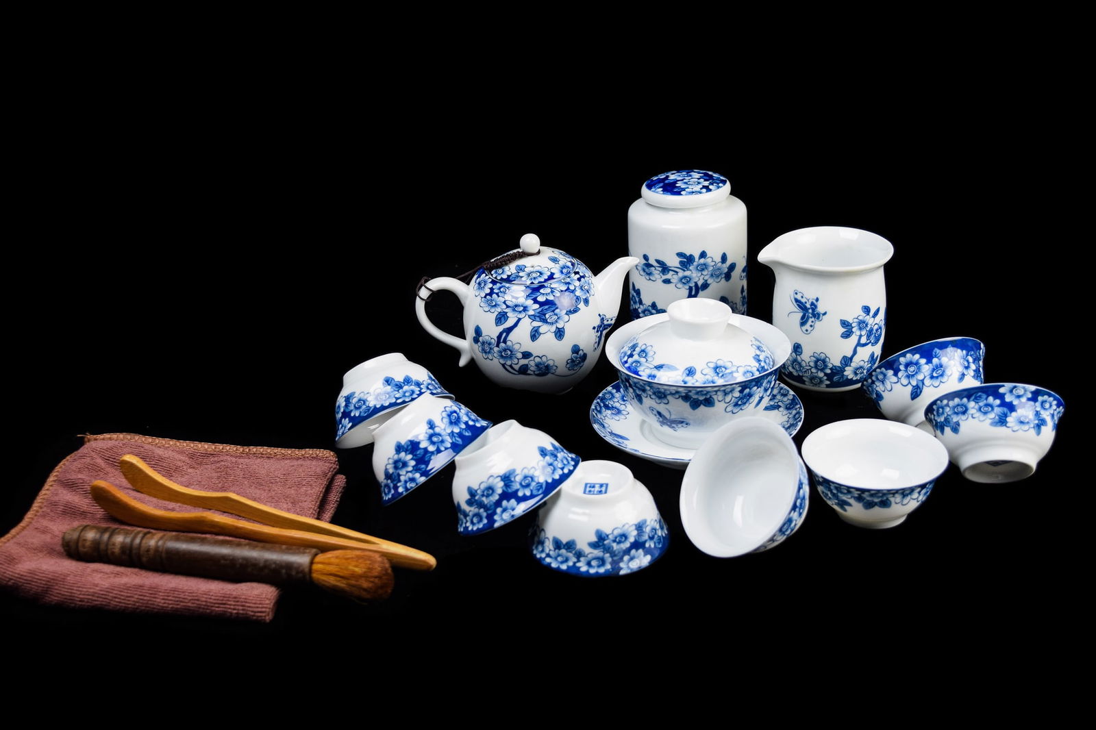 [Chinese] A Jingdezhen Blue and White Flower Pattern Porcelain Tea Set: [Chinese] A Jingdezhen Blue and White Flower Pattern Porcelain Tea Set, contains a wiping towel, a bamboo tongs, a tealeaf brush, 8 cups, a tea bowl with lid, a sharing cup, a teapot, and a tea leaf c
