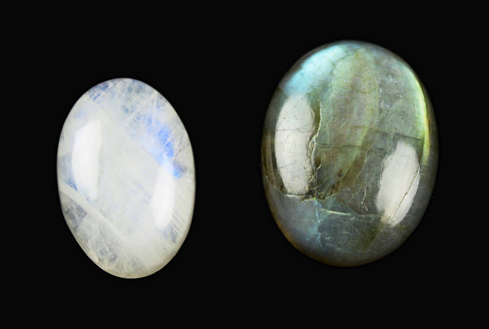 A Sri-Lanka Rainbow Moon Stone and an African Labradorite: A Sri-Lanka Rainbow Moon Stone and an African Labradorite, both Cabochon Cut| 蛋面斯里蘭卡月長石及非洲拉長石&#