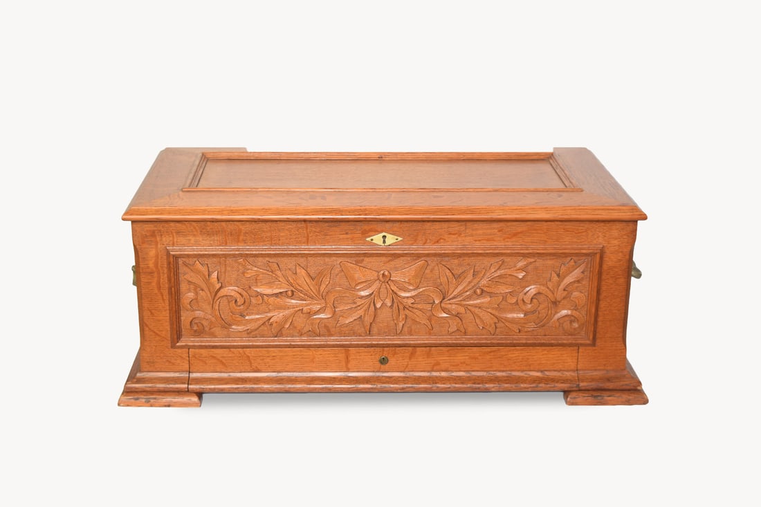 A Jacot's Patent 10 Tune Music Box: A Jacot's Patent 10 Tune Music Box with Bowtie Pattern carved, include a cylinder, six bells, and two drums | 黃楊木雕蝴蝶結六鈴雙鼓&#