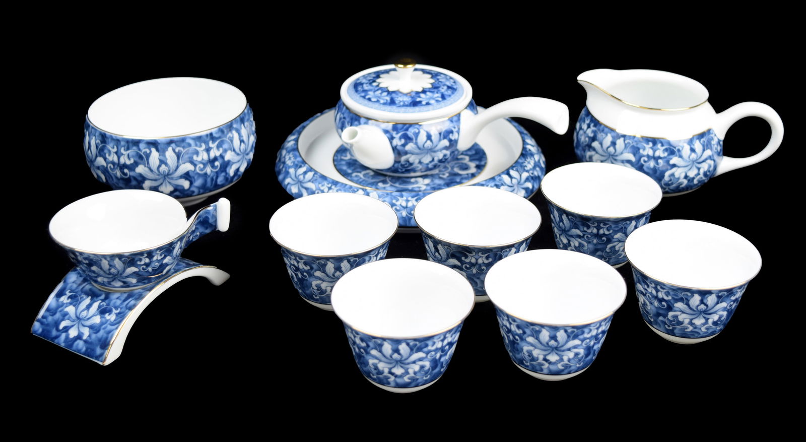[Chinese] A Blue and White Porcelain Lotus Pattern Tea Set for 6: [Chinese] A Blue and White Porcelain Lotus Pattern Tea Set for 6, contains a tea pot, a sharing cup, a tea bowl, a filter set, and 6 cups | 白瓷青花井上添!